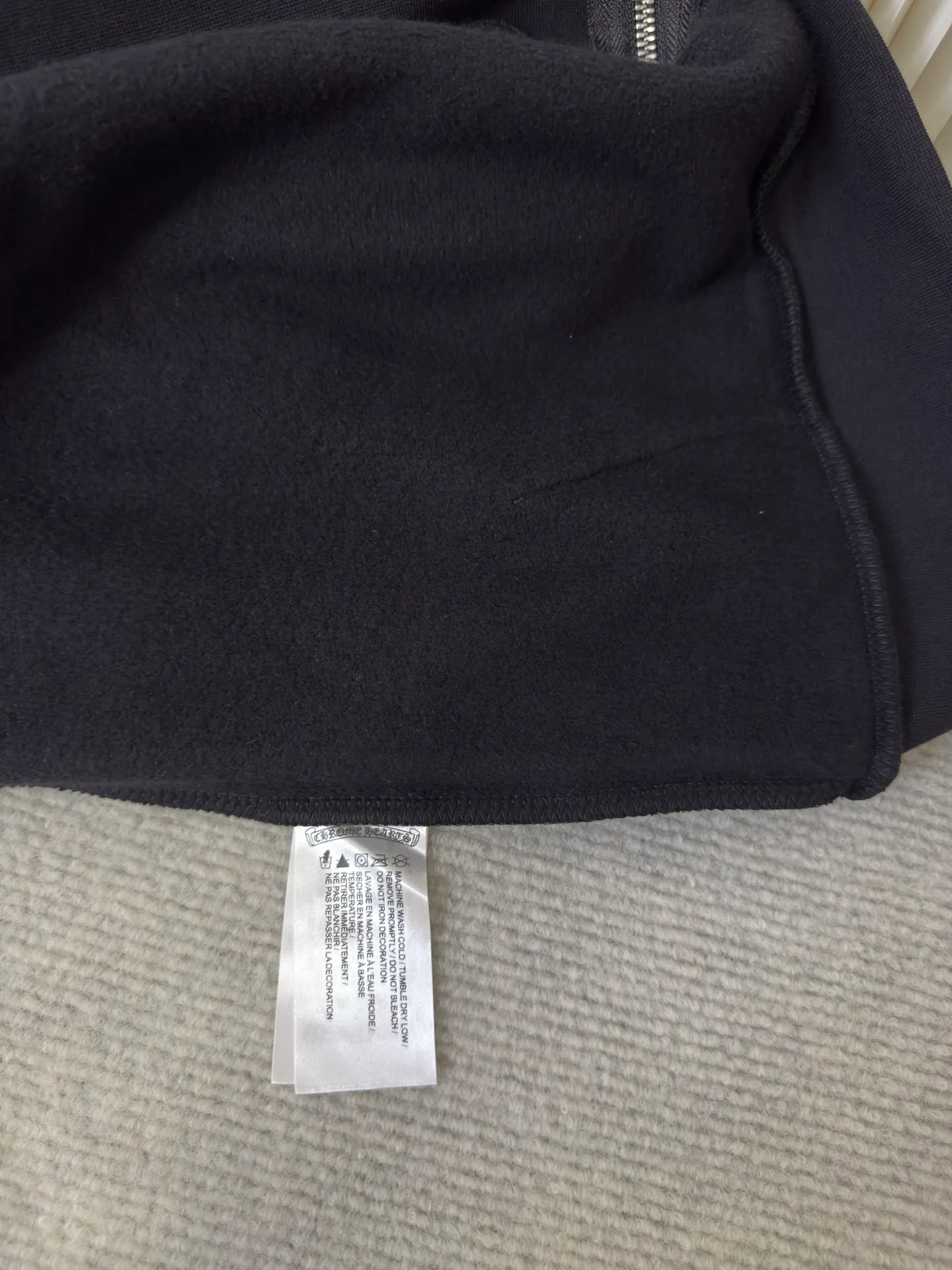 P480 Chrome Hearts letter-printed zipper jacket, custom-made plain suede cotton, delicate and smooth, comfortable and close to the skin, with deep black as the base, plain white lines with sharp cracks, the front cross flower totem is precisely embellished on the chest, and the gray CH pattern is hidden at the hem to control the visual focus. The scroll mantra is outlined on the back like an ancient seal, rugged and delicate coexist. The zippered hooded silhouette deconstructs the lazy drape of suede. Whispering the rock oracle that I am the rule. A rebellious ceremony about wearing and performing. Use glue printing. The printing has been revised three times using film screens. Use glue liquid paint to print the pattern on the fabric. Bake the fabric to fix the printed pattern. The fabrics have been washed and have a better hand feel. Not easy to deform. Not easy to shrink. Not easy to fade. Maintain long-term beauty. Fit: loose fit. Size: S M L XL